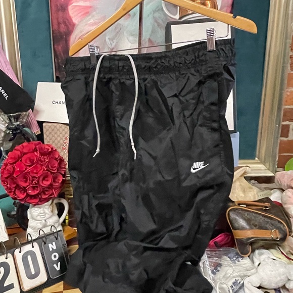 Nike Windrunner
Men's Woven Lined Pants - Picture 2 of 10